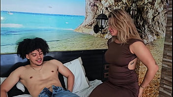 Le enseño sobre sexo a mi virgen hijastro