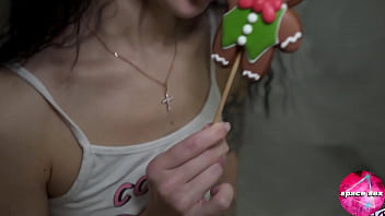 Татуированная милашка сосет леденец катается на фаллоимитаторе и трахает себя до мощного оргазма