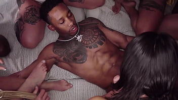 Mega orgía interracial 9 chicas vs 4 chicos