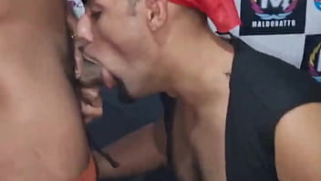 Homossexual latino homossexual sugado antes do anal