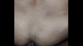 Así me cojo el coño de mi esposa en primer plano con saliva y polla grande