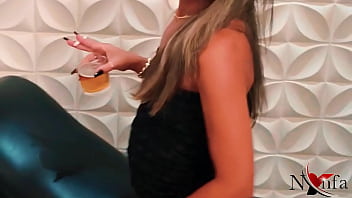 “nynfa por ela vive para ser exibida”