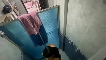 Video real mi madrastra duchandose camara