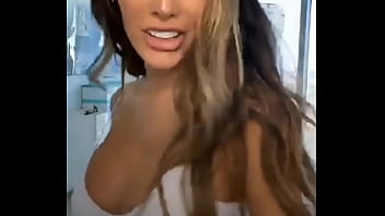 Hot instagram model twerks live