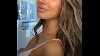 Hot instagram model twerks live