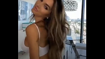 Hot instagram model twerks live
