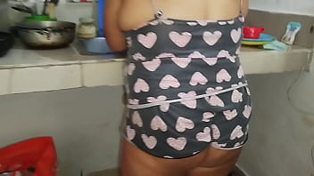 Contraté a esta empleada doméstica entró con esos pantalones cortos mostrando su gran culo