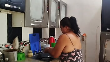 Contraté a esta empleada doméstica entró con esos pantalones cortos mostrando su gran culo