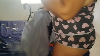 Contraté A Esta Empleada Doméstica Entró Con Esos Pantalones Cortos Mostrando Su Gran Culo thumbnail