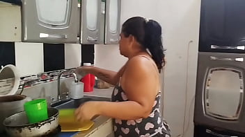 Contraté a esta empleada doméstica entró con esos pantalones cortos mostrando su gran culo