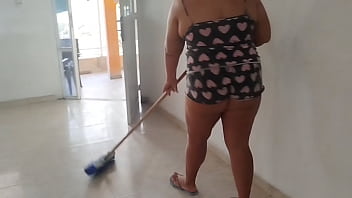 Contraté a esta empleada doméstica entró con esos pantalones cortos mostrando su gran culo Contraté a esta empleada doméstica entró con esos pantalones cortos mostrando su gran culo