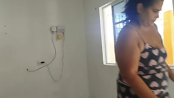 Contraté a esta empleada doméstica entró con esos pantalones cortos mostrando su gran culo