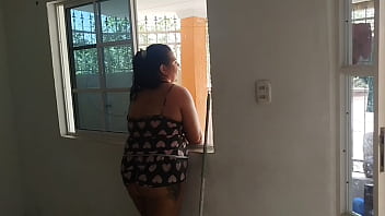 Contraté a esta empleada doméstica entró con esos pantalones cortos mostrando su gran culo