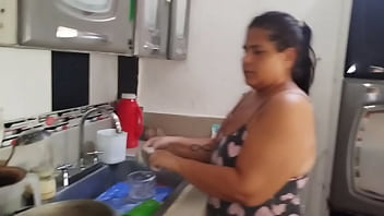 Contraté a esta empleada doméstica entró con esos pantalones cortos mostrando su gran culo