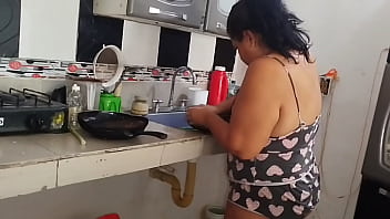 Contraté a esta empleada doméstica entró con esos pantalones cortos mostrando su gran culo