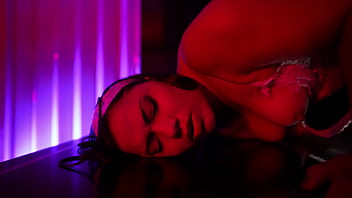 My bosses leave the house i finish the toilet and i masturbate in the kitchen until i have a delicious orgasm