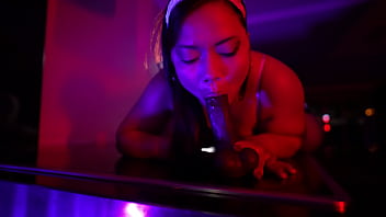 My bosses leave the house i finish the toilet and i masturbate in the kitchen until i have a delicious orgasm