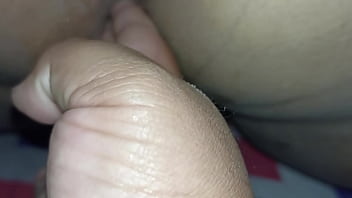 Hijastra cogida de perrito mientras tiene su plug en el ano