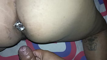 Hijastra cogida de perrito mientras tiene su plug en el ano