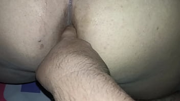 Hijastra cogida de perrito mientras tiene su plug en el ano