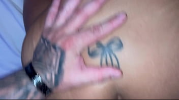 Meu marido me fez uma surpresa e contratou um garoto de programa para me foder na frente dele fiquei com tanto tesão que dei no pelo pra ele parte 2