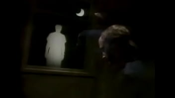 Puedo sentirlo correrse en el aire esta noche