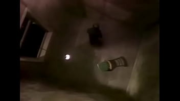 Puedo sentirlo correrse en el aire esta noche