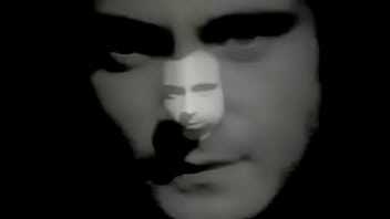 Puedo sentirlo correrse en el aire esta noche