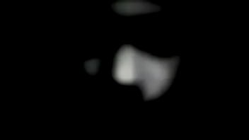 Puedo sentirlo correrse en el aire esta noche