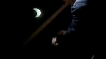 Puedo sentirlo correrse en el aire esta noche