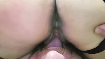 Empregada senta a buceta na boca dele e vai gozando no 69 sua patroa está fora e não sabe que é corna do marido os dois no 69 na cama do casal