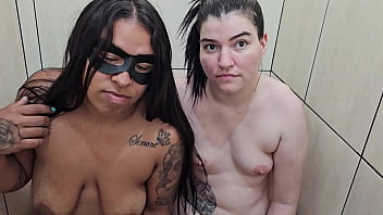 Mijando na duas no banheiro