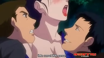 Tía disfruta de tres vergas mientras su sobrino la observa