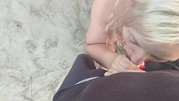 Gostosa caminha de calcinha fode na praia por dinheiro