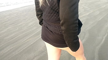 Gostosa caminha de calcinha fode na praia por dinheiro