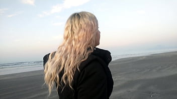 Gostosa caminha de calcinha fode na praia por dinheiro