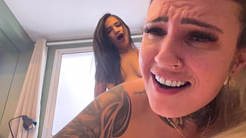 Nossa aquela foda gostosa com a quentura da buceta bem gostosa buceta com buceta chupando um cu bem molhado prontos pra gozar muito nessa suruba o pinto latejando