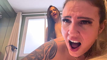 Nossa aquela foda gostosa com a quentura da buceta bem gostosa buceta com buceta chupando um cu bem molhado prontos pra gozar muito nessa suruba o pinto latejando