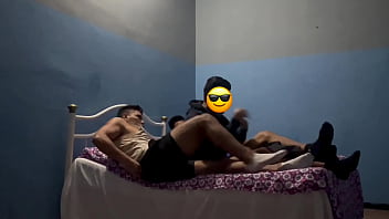 Mi Mejor Amigo Se Peleó Con Su Novio Y Le Puso El Cuerno Por Despecho Con Nosotros… Le Ofrecimos Nuestra Cama Para Olvidar Su Problema Y Llenarle Su Culo De Mecos thumbnail