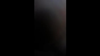 Jeune femme au foyer en manque de pénétrations trompe son mari absent avec le voisin