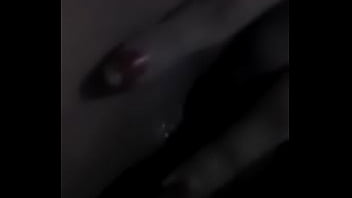 Putita se moja los dedos colandoselos