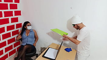 Feminis adalah bos yang jahat dan itulah mengapa karyawan memberinya apa yang pantas diterimanya