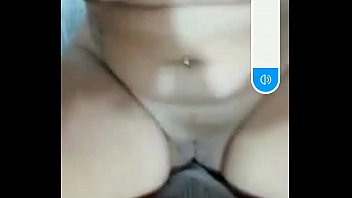 Arrechita se masturba viendo mi verga