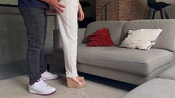 Flaca casada le pica el coño despues de una copa y termina pecando con su cuñado infiel