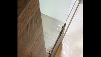 Madrastra pervertida sacude el culo en la ducha para seducir a su hijastro que la espia mientras se baña