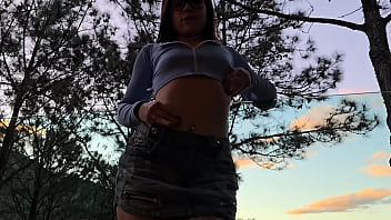 Fodi a nerdzinha gostosa em meio a natureza a safada adora chupar um pau