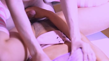 El infiel y la estudiante se encontraron en el jardín sus miradas ardientes