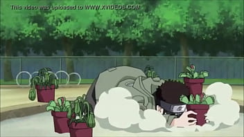 Hinata desnuda por la calle