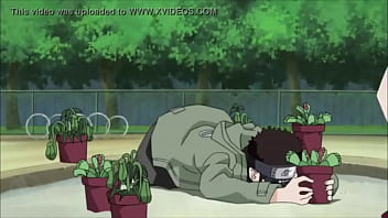 Hinata desnuda por la calle