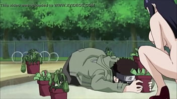 Hinata desnuda por la calle